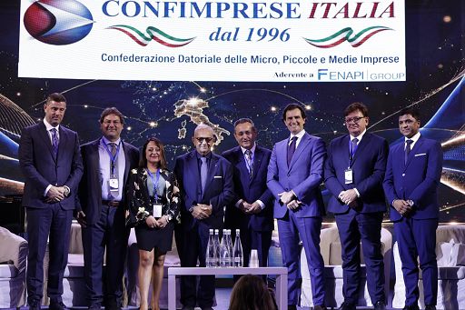 Milano, 27 set. (askanews) - Più competitività, accesso al credito e apertura ai mercati esteri: sono i temi al centro della giornata conclusiva del Trentennale di Confimprese Italia, che si chiude oggi a Fiuggi con la sottoscrizione della "Carta di Fiuggi". Il documento raccoglie le proposte emerse nei tre giorni di confronto tra imprese, istituzioni, mondo finanziario, diplomazia e delegazioni estere.

	La giornata conclusiva è dedicata in particolare all'internazionalizzazione delle micro, piccole e medie imprese, con il confronto sulle opportunità di cooperazione economica e sull'accesso ai mercati internazionali. Al centro anche gli strumenti finanziari necessari a sostenere investimenti e crescita, soprattutto per le imprese di minori dimensioni.

	"Le micro, piccole e medie imprese rappresentano una componente essenziale del tessuto economico europeo e svolgono un ruolo determinante per la crescita, l'occupazione e la coesione dei nostri territori - ha sottolineato il vicepresidente esecutivo della Commissione europea Raffaele Fitto -. L'Europa deve accompagnare questo percorso favorendo investimenti, semplificazione e strumenti capaci di sostenere concretamente chi fa impresa".

	Per la vicepresidente del Parlamento europeo Antonella Sberna, "dobbiamo costruire un'Europa sempre più vicina alle imprese e ai territori, capace di ascoltare chi produce, investe e crea lavoro", accompagnando le Pmi "nelle sfide della competitività e dell'internazionalizzazione".
Nel corso dei lavori sono intervenute anche rappresentanze diplomatiche e delegazioni estere di Tunisia, Ungheria, Panama, Albania, Cina e Corea. Il confronto ha affrontato il tema dell'internazionalizzazione non soltanto come possibilità di esportare prodotti, ma come costruzione di relazioni economiche, reti imprenditoriali, scambio di competenze e cooperazione tra territori e Paesi.

	La "Carta di Fiuggi" rappresenta l'esito dei tre giorni di lavori e raccoglie le priorità individuate da Confimprese Italia sui temi della competitività, del lavoro, del welfare, dell'innovazione, dell'accesso al credito e dell'internazionalizzazione.

	A chiudere il Trentennale è il presidente nazionale di Confimprese Italia Guido D'Amico. "Abbiamo voluto celebrare i trent'anni di Confimprese Italia non guardando soltanto alla strada percorsa, ma soprattutto a quella che abbiamo davanti. In questi tre giorni Fiuggi è diventata un luogo di confronto tra Governo, Europa, istituzioni, imprese, professionisti e rappresentanze internazionali. Da questo confronto nasce la Carta di Fiuggi: non un documento celebrativo, ma un impegno concreto che vogliamo mettere a disposizione delle istituzioni per costruire politiche capaci di accompagnare le micro, piccole e medie imprese nelle sfide del lavoro, dell'innovazione, della competitività e dell'internazionalizzazione. Dopo trent'anni, la nostra responsabilità è continuare a rappresentare l'Italia che produce e darle gli strumenti per essere protagonista anche nei prossimi trent'anni".
